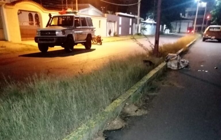 Un motorizado muerto y acompañante lesionada deja choque de moto contra poste en Punto Fijo