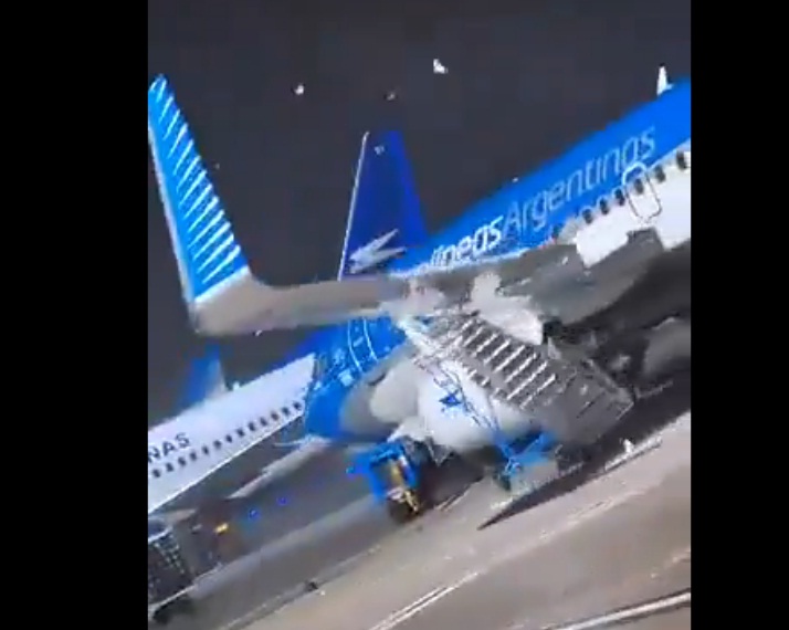 Video: Fuertes vientos arrastraron aviones en aeropuerto de Argentina