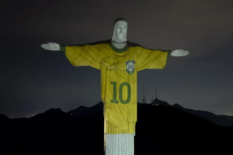 El Cristo Redentor se iluminó con la camiseta «10», a un año de la muerte de Pelé
