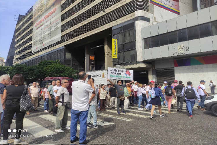 Jubilados de transporte protestan por el pago del «Bono hallaquero» en Caracas