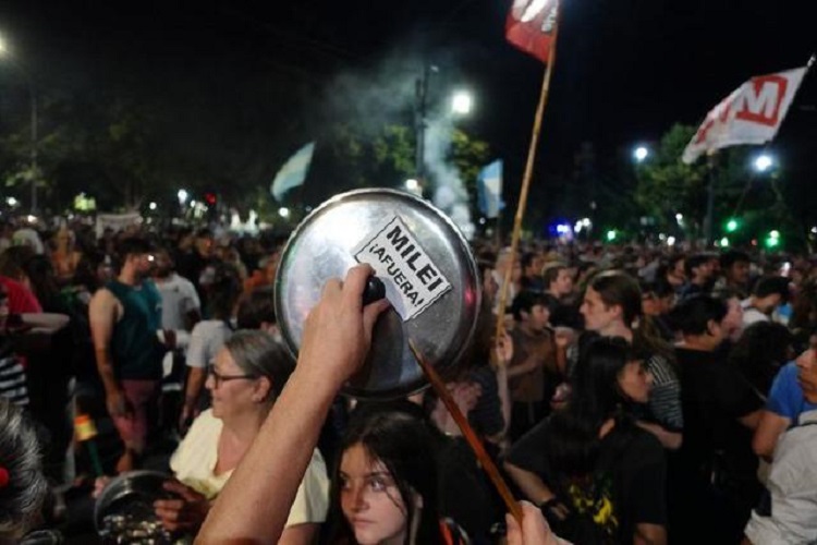 Policía argentina reprime protestas contra megadecreto de Milei