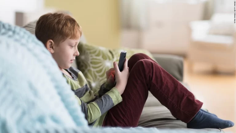 El Reino Unido busca prohibir el acceso de niños a las redes sociales