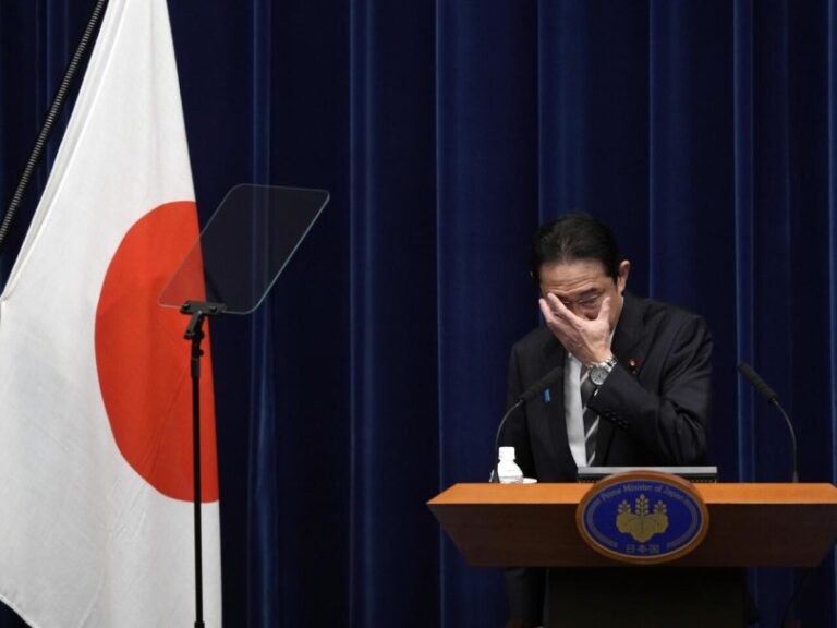 Renuncian cuatro ministros japoneses por un escándalo de sobornos