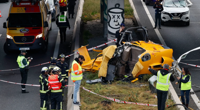 Helicóptero se estrella en autopista de Madrid