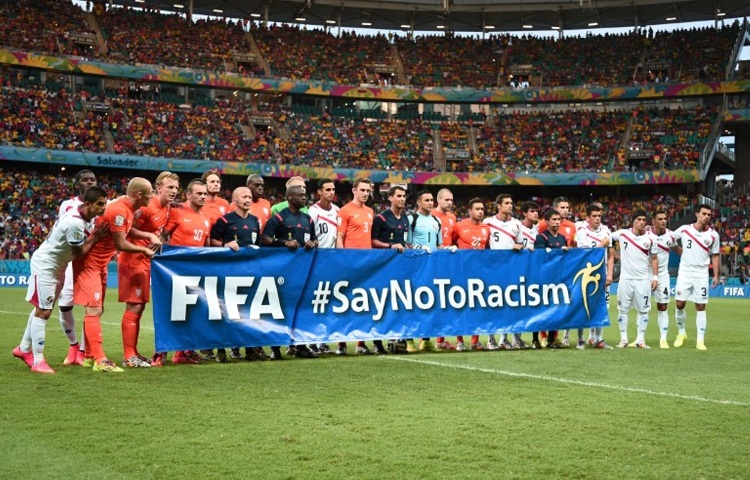 Infantino propone “derrota automática” para frenar el racismo en los estadios