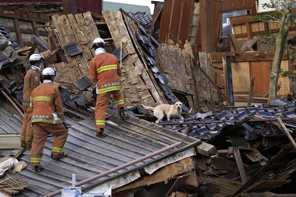 Se contabilizan 82 muertos y 79 desaparecidos tras el terremoto de Japón