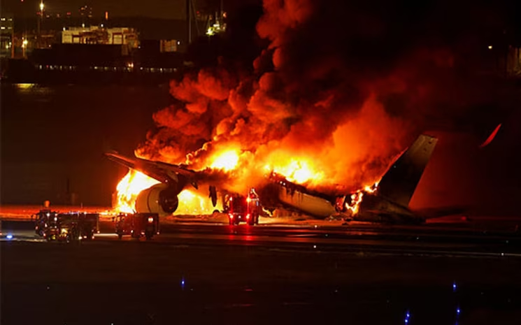 Evacuan a 400 pasajeros tras un incendio en un avión en Tokio