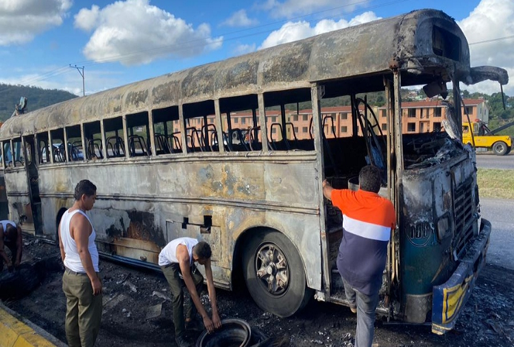 Mueren dos personas y diez quedan heridos al incendiarse un autobús de transporte público