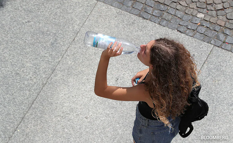 Un litro de agua tiene 240.000 fragmentos de plástico, según estudio