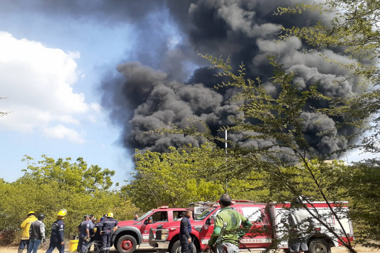 Reportan incendio en patio de tanque de Pdvsa en los Puertos de Altagracia