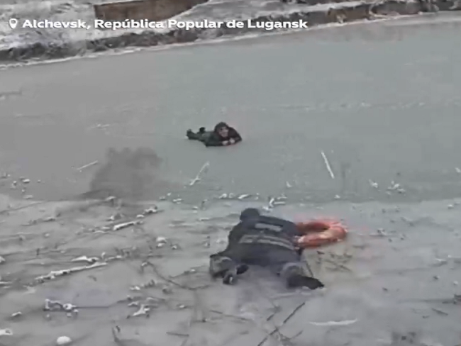 Así fue el rescate de dos niñas que cayeron en un lago congelado