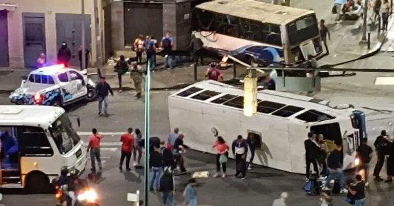 Un muerto y ocho heridos tras choque entre patrulla y autobuses en Caracas