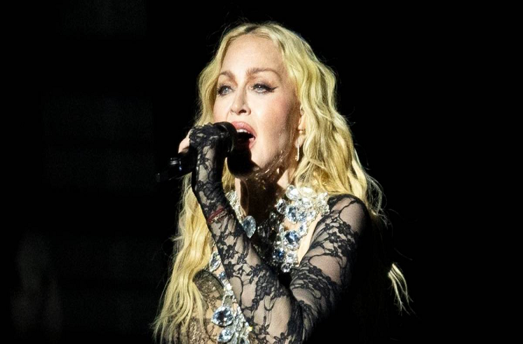 Dos fans demandan a Madonna porque inició dos horas tarde su presentación en Nueva York
