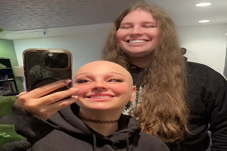 Se dejó crecer el cabello para donárselo a su novia que padece alopecia