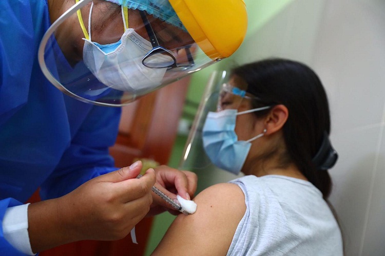 Aplicarán la vacuna monovalente reforzada contra el Covid en Perú