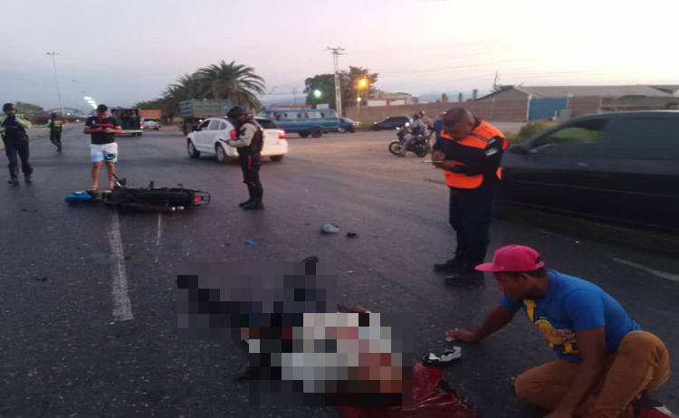 Dos policías muertos por colisión entre moto y volteo
