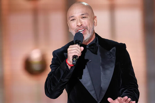 Jo Koy, el presentador de los Globos de Oro, abucheado por sus chistes sobre Barbie y Oppenheimer