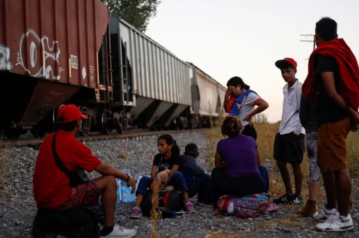 Bebé venezolana muere tras resbalar de los brazos de su madre en un tren de México
