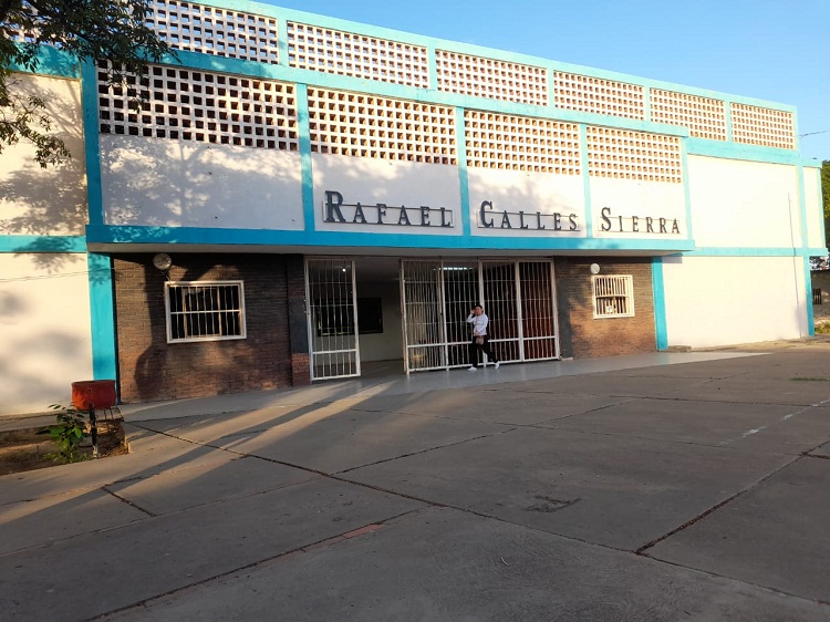 Alumnos de una sección del liceo Rafael Calles Sierra ven clases dos veces a la semana