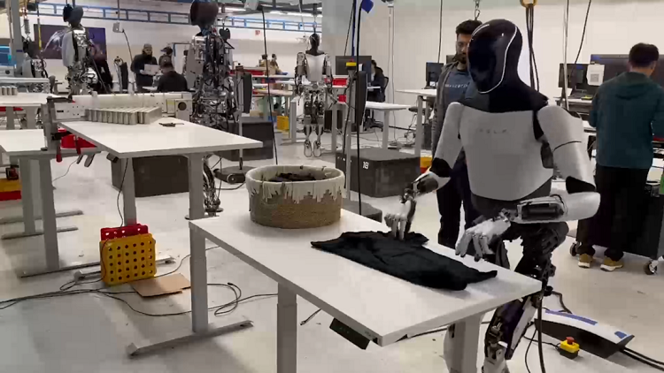 Robot humanoide de Tesla ya sabe doblar ropa (Vídeo)