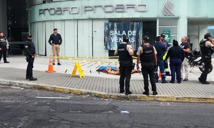 Funcionario de Fiscalía cae de un octavo piso en Quito, Ecuador