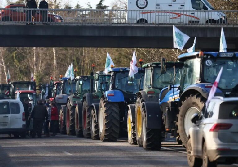 Los agricultores franceses inician el «cerco» de París