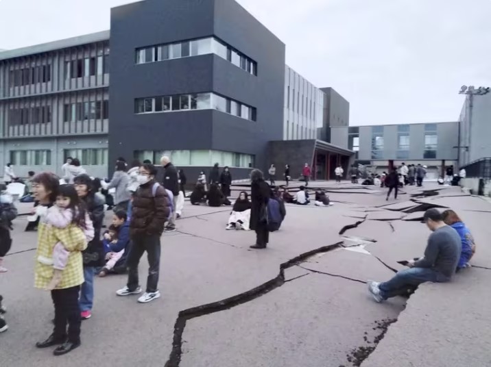 En Japón se registró un terremoto de 7,6 grados en Año Nuevo: Hay seis personas atrapadas en los escombros