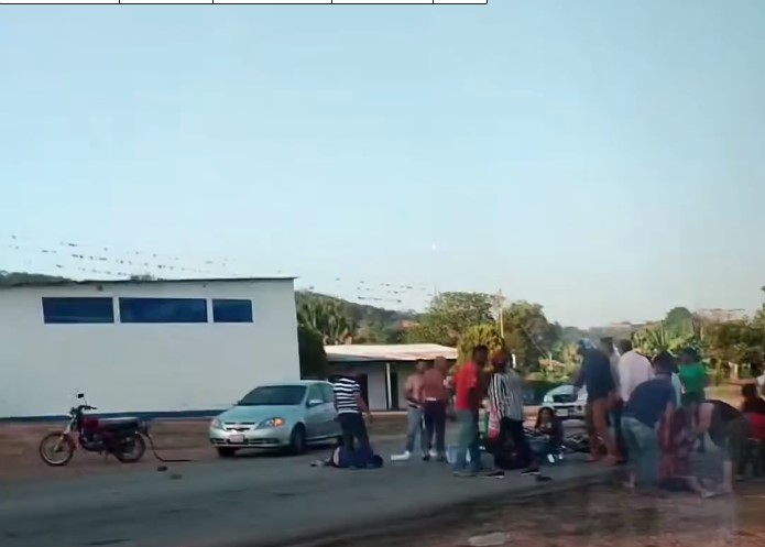 Choque entre motos deja tres adultos y dos niños mal heridos en Barinas (+Video)