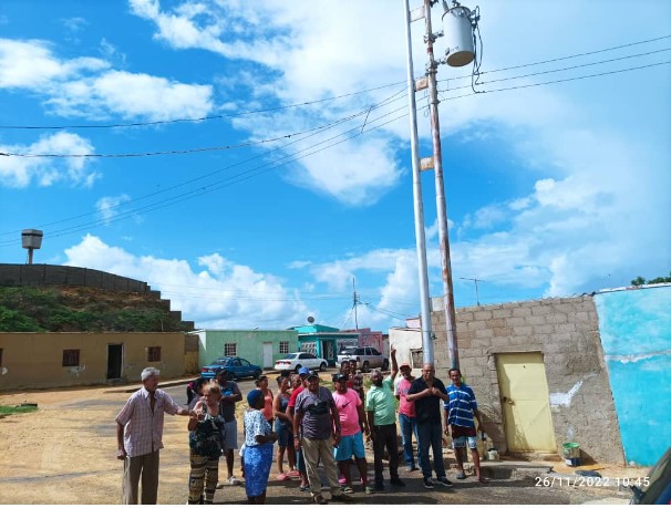 Punto Fijo: Vecinos de Miramar recibieron transformador tras 14 meses sin luz