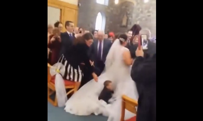 Le pareció divertido lanzarse a la cola del vestido de novia en plena marcha nupcial (+Video)