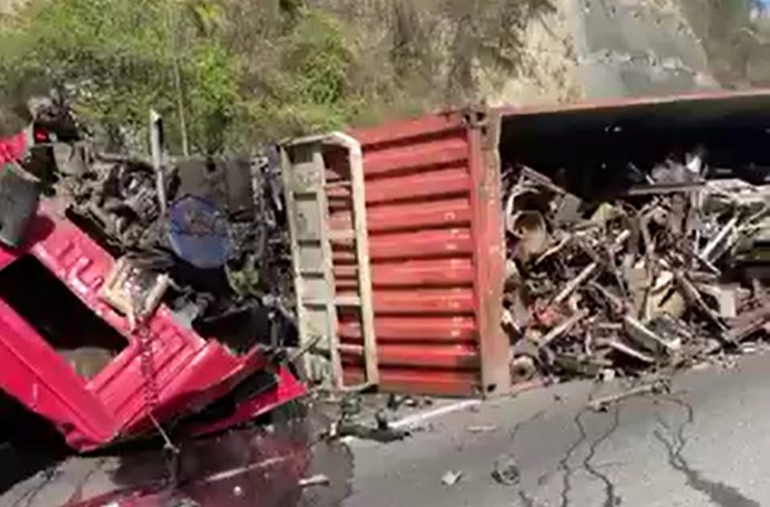 Volcamiento obligó el cierre de la autopista Caracas-La Guaira (+Video)