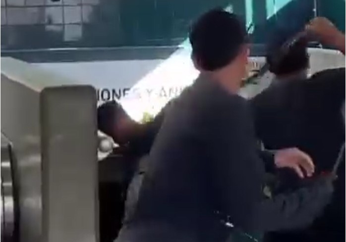 Video| Agreden con cabillas a dos GNB en el Metro de Petare