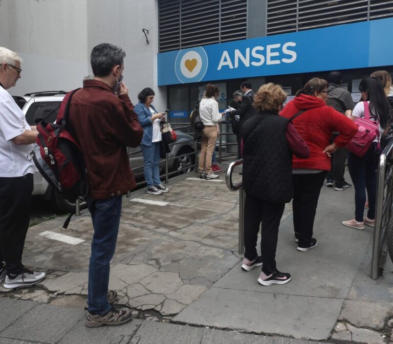Gobierno argentino suspende el acceso a créditos sociales para jubilados y pensionados
