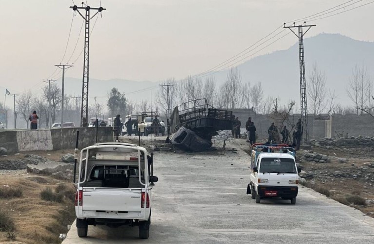 Atentado con bomba deja cinco policías muertos en Pakistán