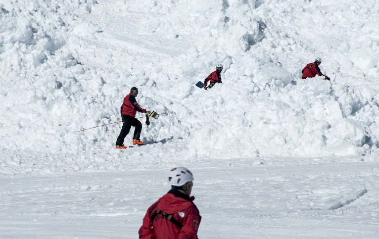 Rescatan a más de 1.000 turistas atrapados por avalanchas en centro de esquí en China