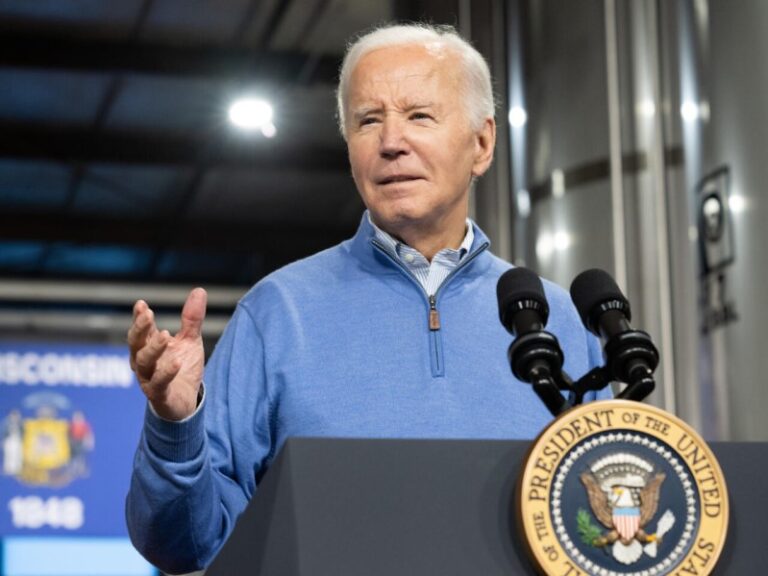 Biden dice que “trabaja a diario” para la liberación del reportero de EEUU preso en Rusia