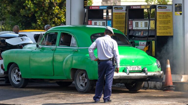 Gobierno cubano anuncia alza de más del 500% en el precio del combustible