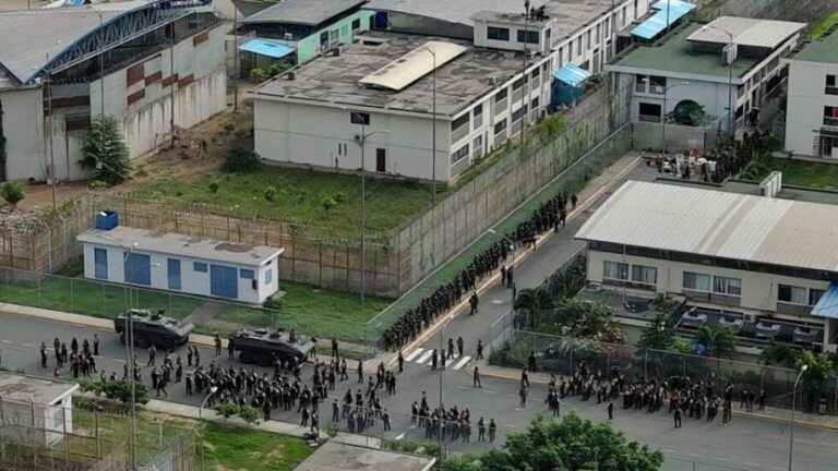 Militares entran en cárcel de Ecuador tras asesinato de fiscal antimafia