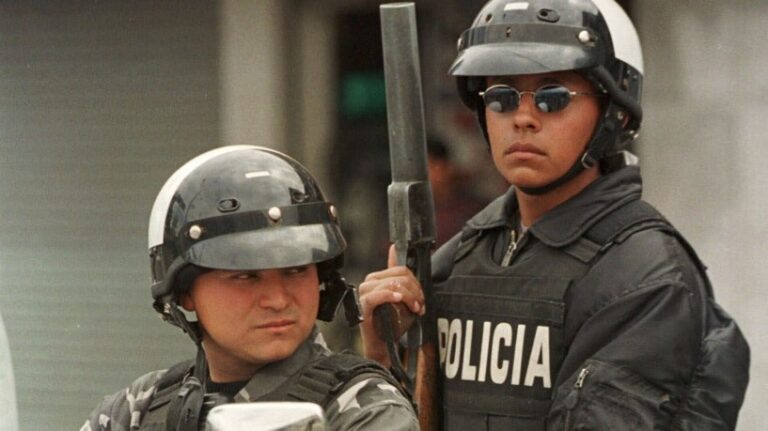 Policía de Ecuador captura a sospechoso de asesinato de 2 policías en el sureste del país