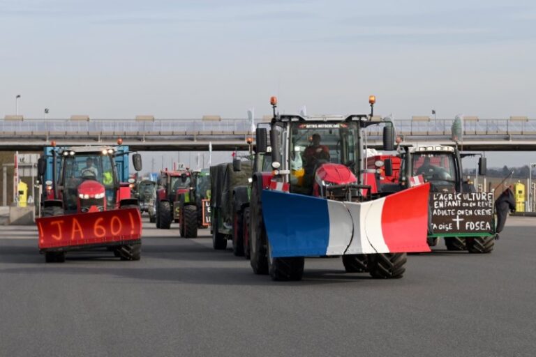 Agricultores franceses se aproximan a París, mientras su protesta se ramifica por la UE
