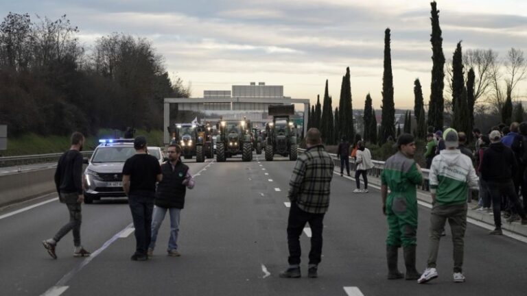 Los agricultores bloquean autopistas clave en Francia antes de anuncios del gobierno