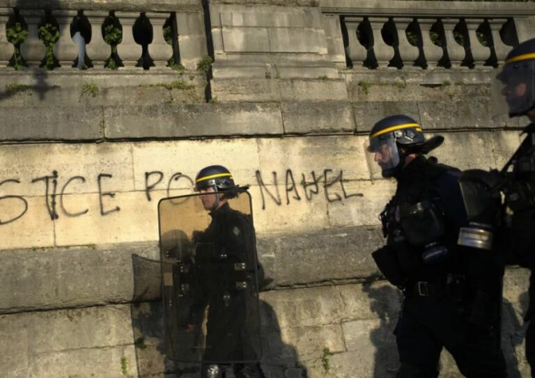 Francia juzga a tres policías por agredir a un joven negro