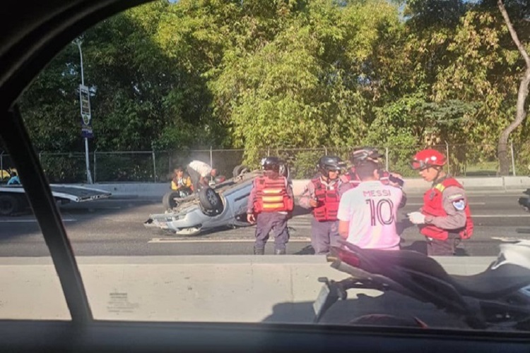 Caracas: Se volcó un vehículo en Prados del Este