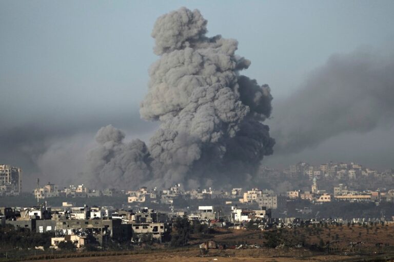 Violentos combates continúan en Gaza, pese a las negociaciones «constructivas» para nueva tregua