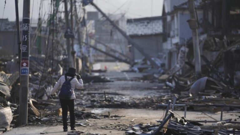 El número de desaparecidos en el sismo de Japón se triplica y supera los 300