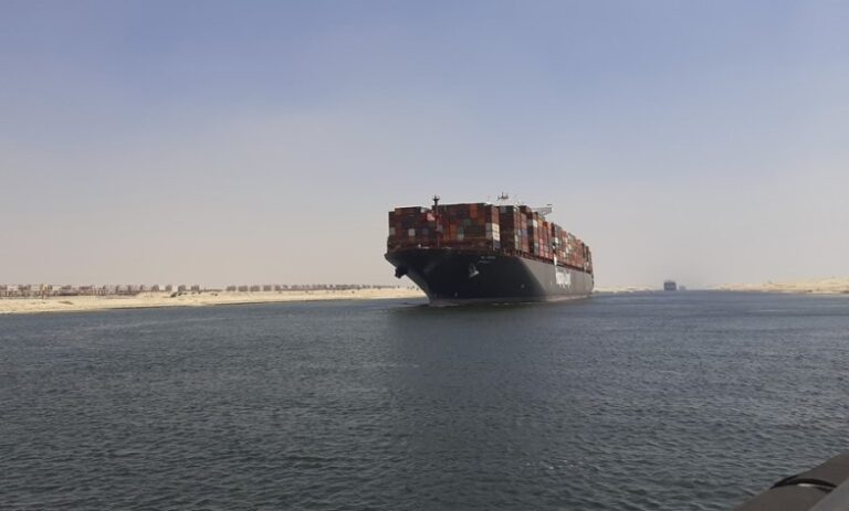 El tráfico en el mar Rojo cae un 30% por los ataques hutíes, según el FMI