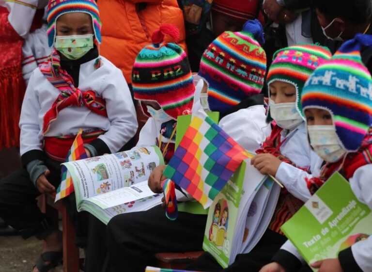 Bolivia vuelve al uso obligatorio de mascarillas en escuelas
