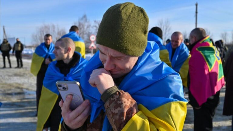 Rusia y Ucrania canjean cientos de prisioneros de guerra
