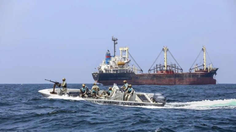 La marina india rescata un pesquero iraní secuestrado por piratas somalíes