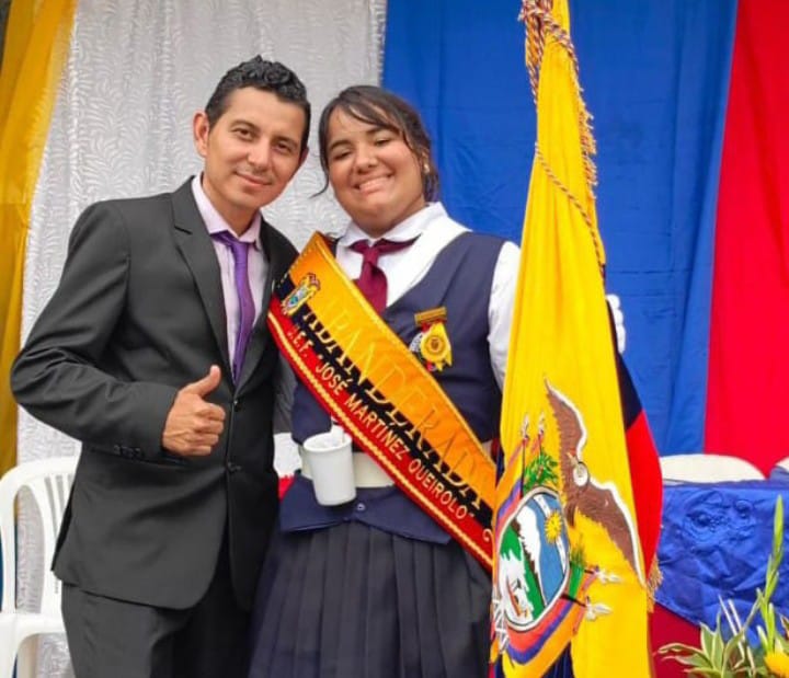 Estudiante venezolana es abanderada en Ecuador tras lograr la máxima puntuación académica
